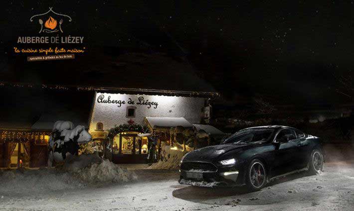 L’Auberge de Liézey de nuit avec la Ford Mustang noir sur le parking