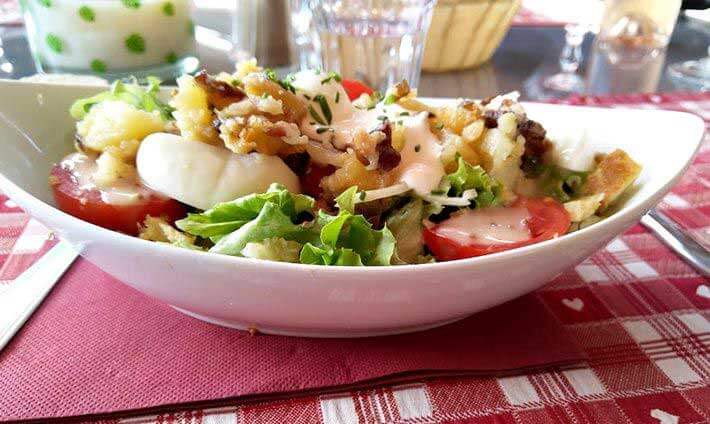 Grande assiette évasée avec salade, pommes de terre, (…)